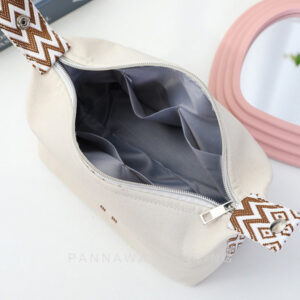 กระเป๋าเครื่องสำองค์ ด้านในมีช่องใส่ของหลายช่อง จุของได้เยอะ