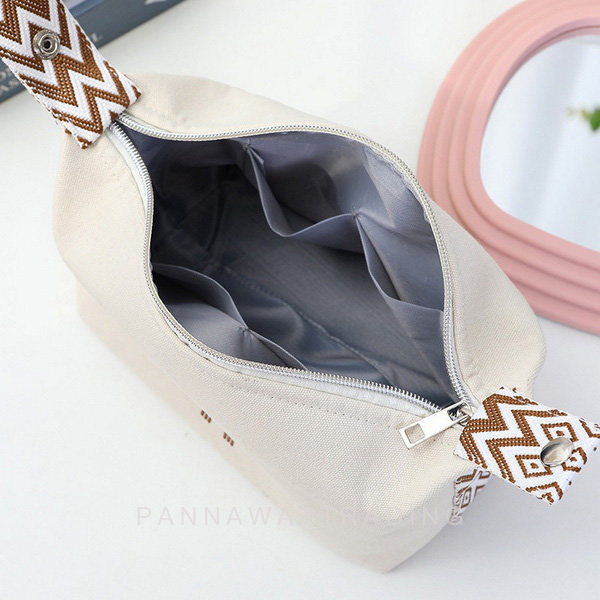 กระเป๋าเครื่องสำองค์ ด้านในมีช่องใส่ของหลายช่อง จุของได้เยอะ