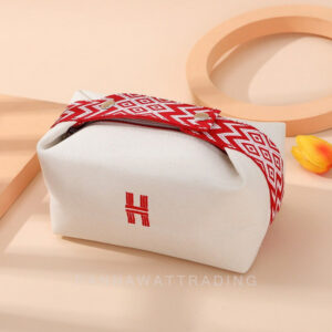 กระเป๋าเครื่องสำอางผ้าแคนวาสสีเบจ ปัก H สายคาดสีแดง